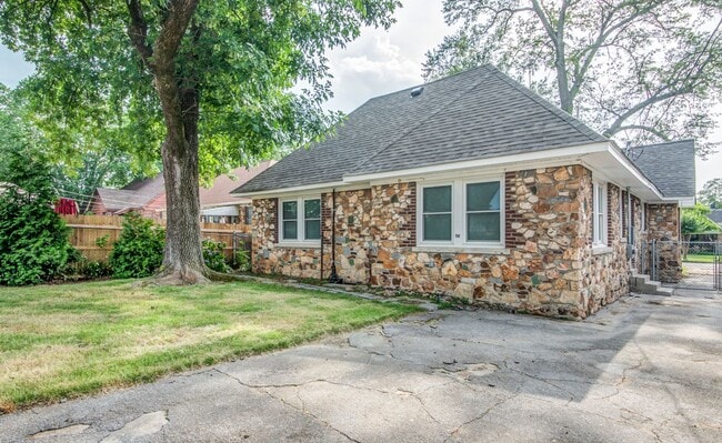 Building Photo - Live Stylishly. Live Comfortably. Live Mem...