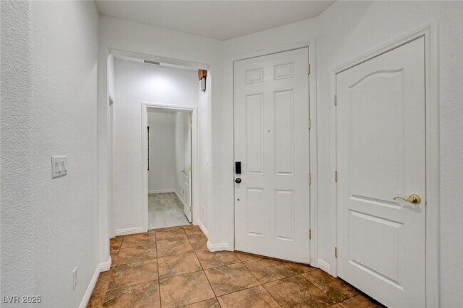 Building Photo - 8125 Chestnut Hollow Ave