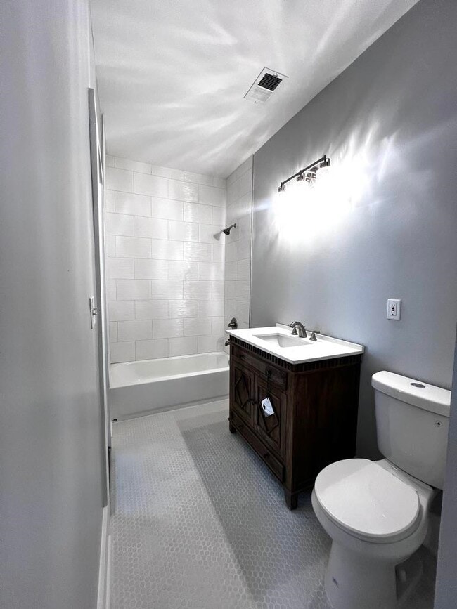 Building Photo - 1052 Faxon Ave