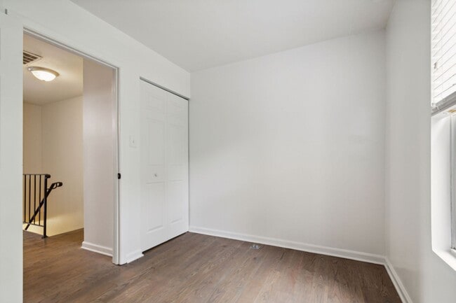 Building Photo - Really Cool, Spacious 3br Townhome with De...