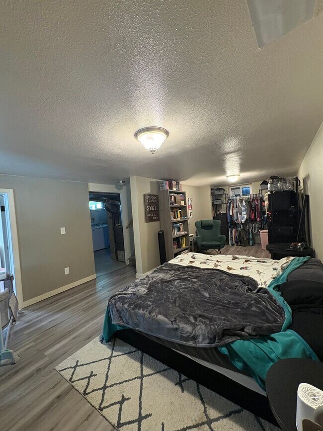 Building Photo - Spacious 4 bed 2 Bath Centrally Located