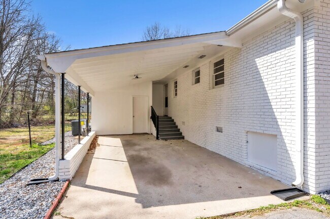 Building Photo - 2BR/1BA Townhome with Granite Countertops & Carport $1400/mo rent