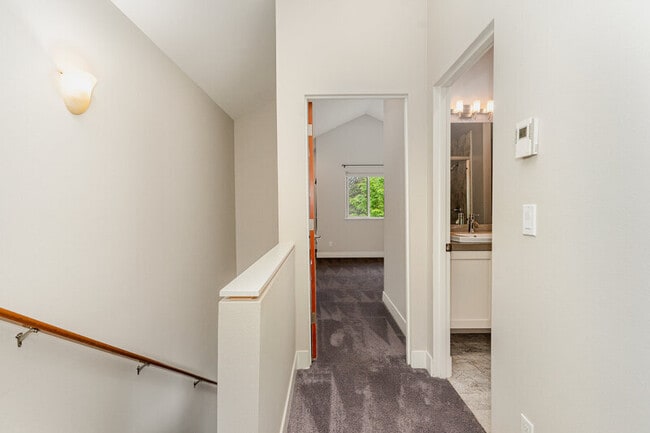 Building Photo - 3008 NE 55th St