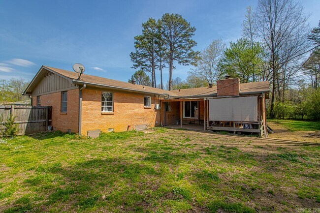 Building Photo - 15 Lee Oaks St