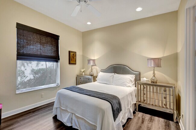 Building Photo - 128 Esperanza Way
