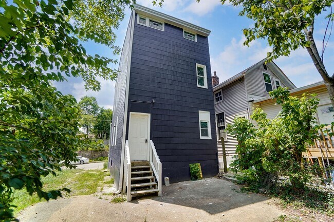 Building Photo - Spacious Four Bedroom in Cincinnati!