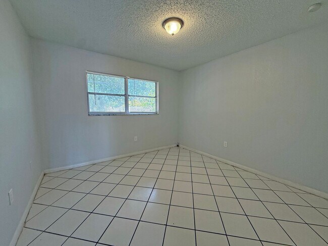 Building Photo - 2 N Fernwood Ave