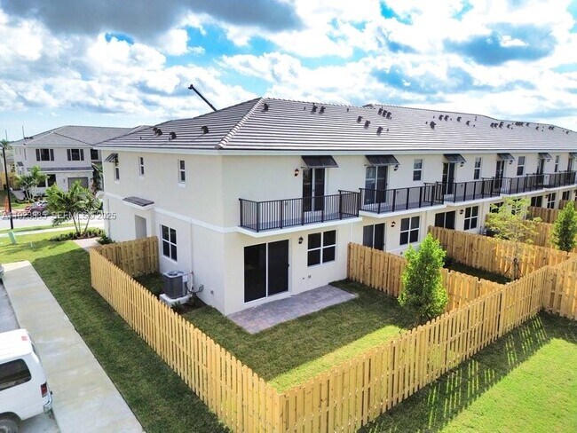 Building Photo - 196 NE 13th Ave