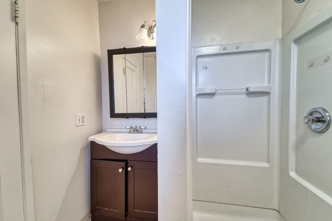 Building Photo - 1 bedroom 1 bath 900 sq ft home located in...