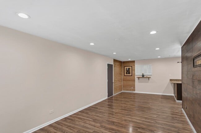 Building Photo - 904 Woodland Dr