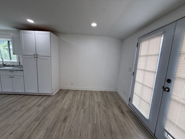 Building Photo - W20500