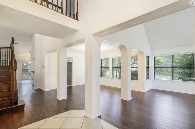 Building Photo - 306 Applewood Dr