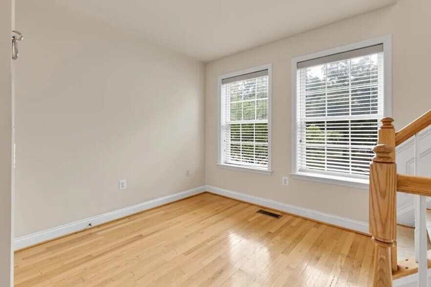 Building Photo - 4055 Columbia Pike