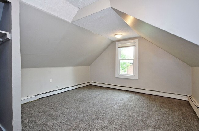 Building Photo - Updated 1-Bedroom Unit - Available Now!