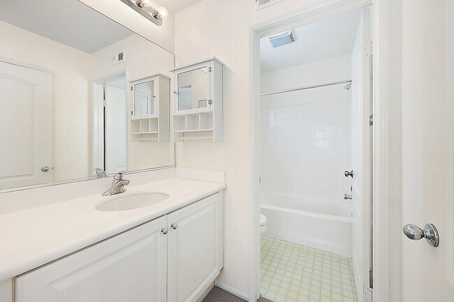 Building Photo - 2 Master Suites - 2 car garage - Townhome