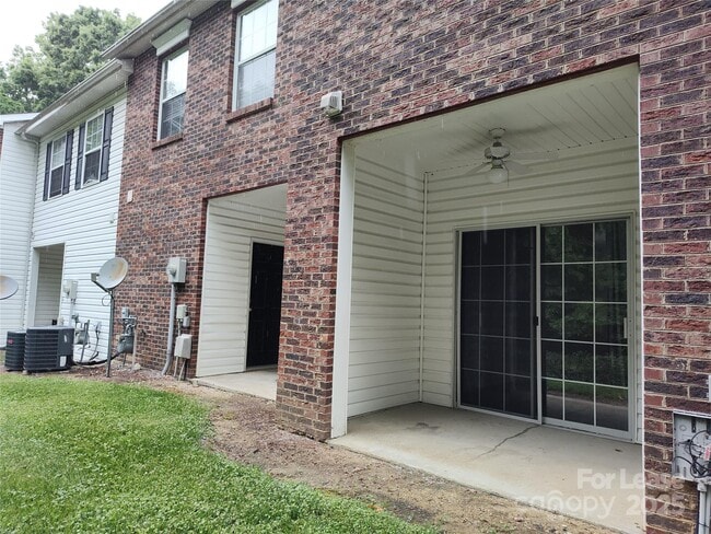 Building Photo - 2120 Sardony Ln