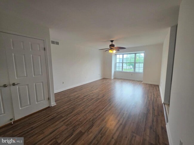 Building Photo - 138 Persimmon St