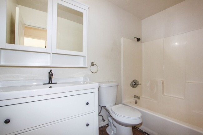 Building Photo - 3 Bedroom 2 bath in Diamond Valley