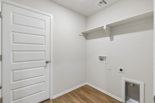 Building Photo - 4 Bed | 2 Bath | 1,572 Sq Ft