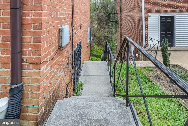 Building Photo - 3158 Westover Dr SE