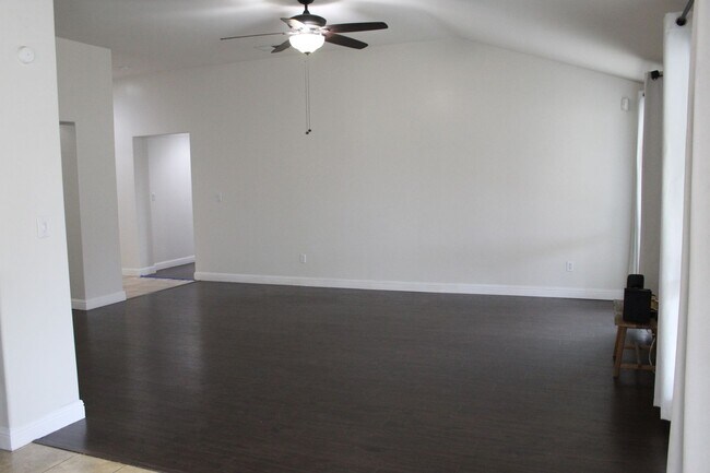 Building Photo - Beautiful Spacious Home for Rent Near Hosking and Mckee Area