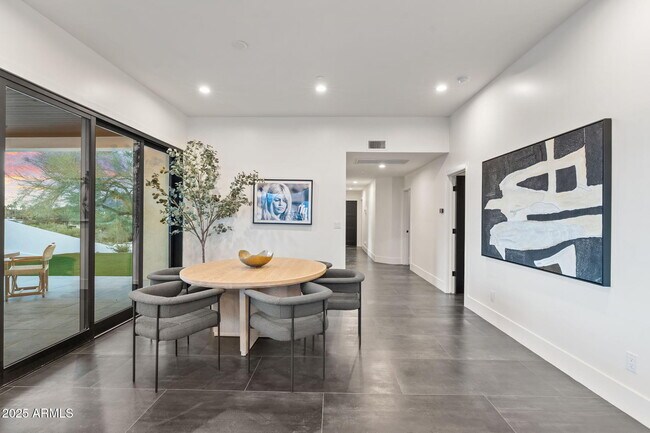 Building Photo - 3135 E Palo Verde Dr