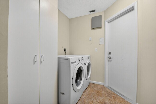 Building Photo - 8081 Cassia Dr