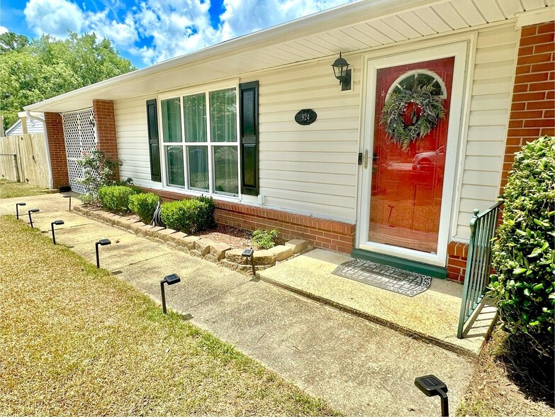 Building Photo - 924 Stoneykirk Dr