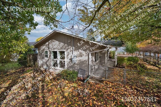 Building Photo - Charming Single-Level Ranch Home in Vibran...