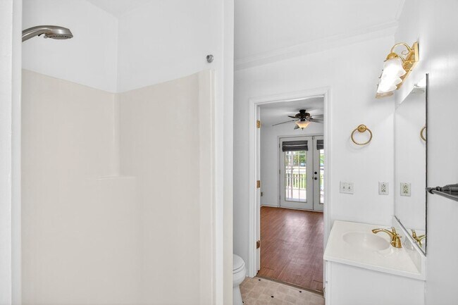 Building Photo - 3008 Lakeshore Dr