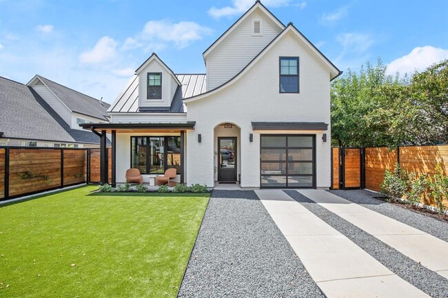 Building Photo - 2005 E 8th St