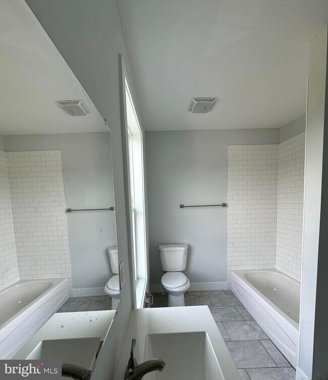 Building Photo - 603-607 Main St