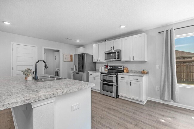 Building Photo - 6537 Torrey Pnes