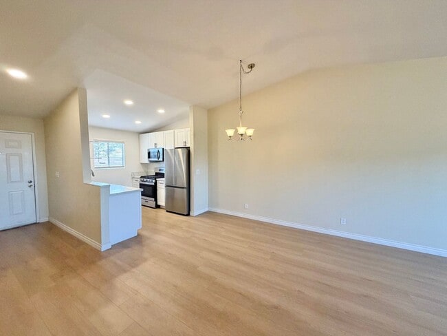 Building Photo - Experience the Best of University and Norm...