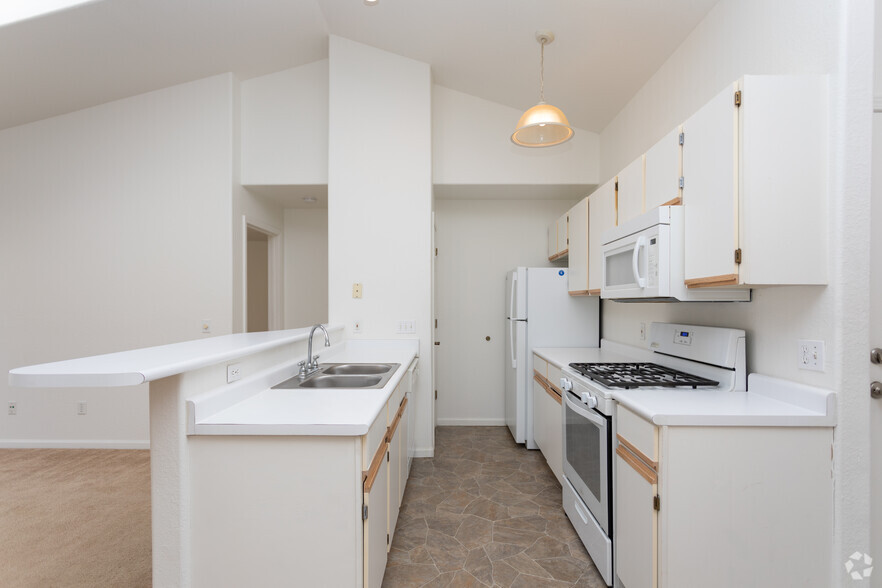 2BR, 2BA - 1036 SF - Oasis at InverWest