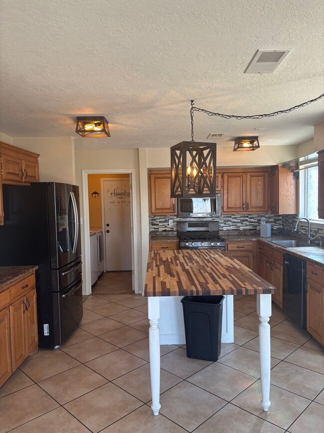 Building Photo - Charming 4-Bedroom Home in a Prime Location!