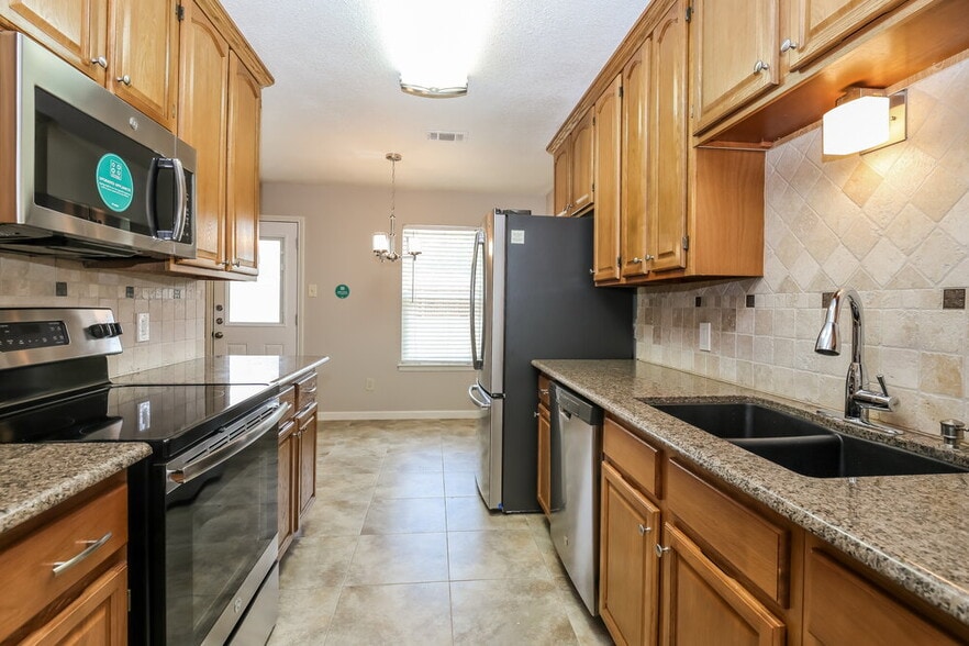 Building Photo - 5907 Willow Crest Dr