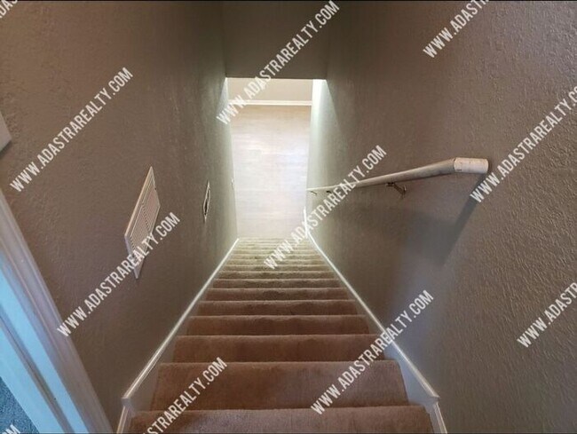 Building Photo - Spacious Remodeled 2 Bed/2 Bath in Lawrenc...