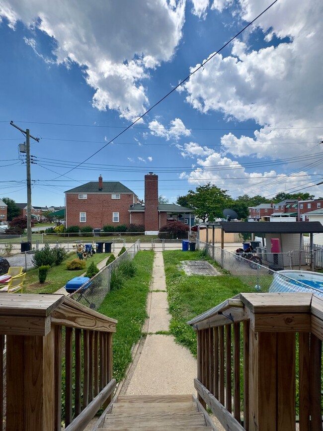 Building Photo - 433 Oakwood Rd