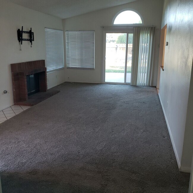 Building Photo - (((AVAILABLE))) REDLANDS 3bed 2 bath Must See!