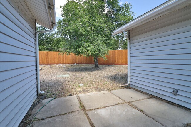 Building Photo - Roommate- Friendly 4 bedroom, 2 Bath Home Near UNR