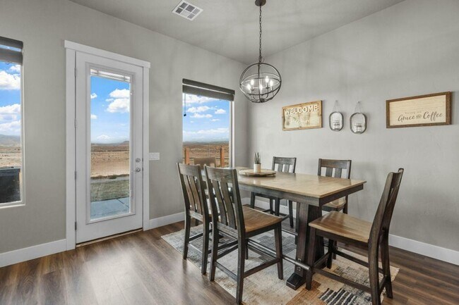 Building Photo - 4 Bedroom Home in Desert Canyon