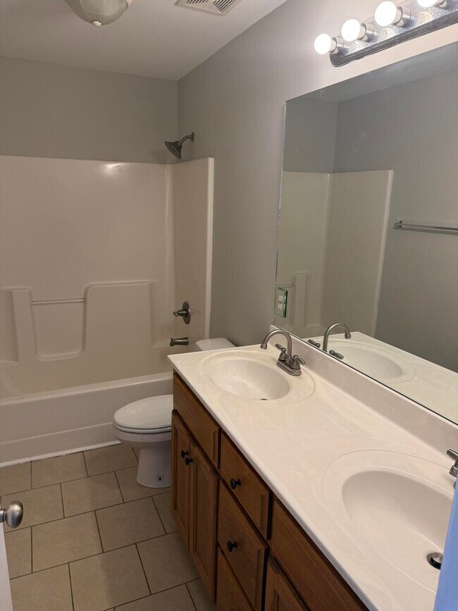 Building Photo - 804 Melanie Ln