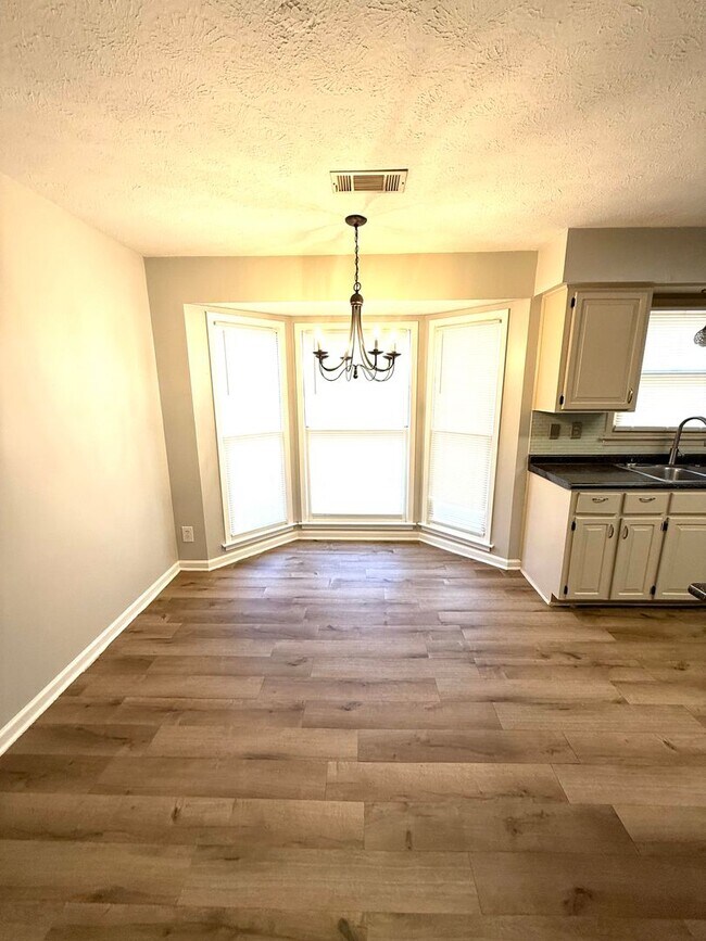 Building Photo - ** 4 Bed 2 bath located in Johnstown ** Call our self showing number to schedule a tour 334-366-9198