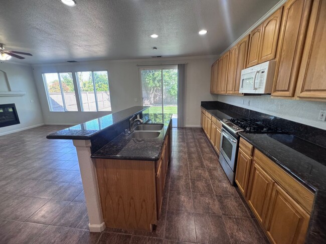 Building Photo - Stonelake Community - Four Bedroom!