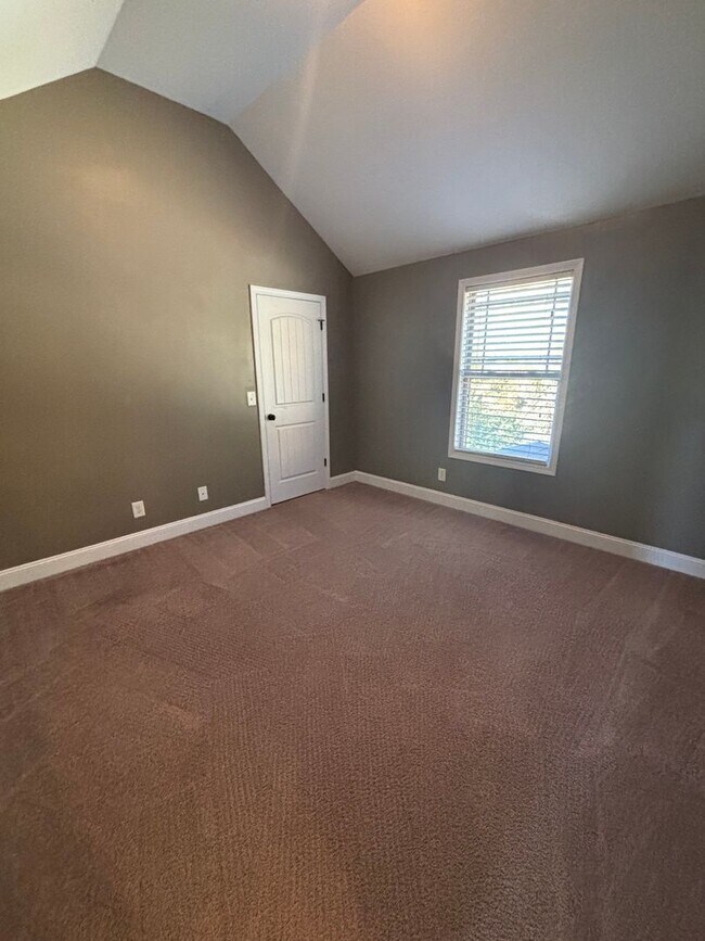 Building Photo - Luxury Home