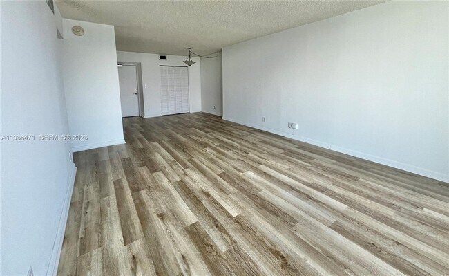 Building Photo - 100 Bayview Dr