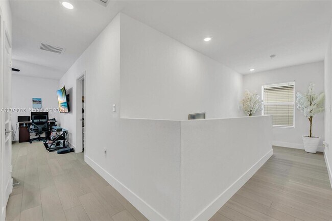 Building Photo - 537 NE 6th Ct