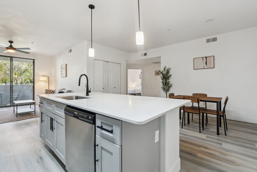 Building Photo - 6610 N 93rd Ave