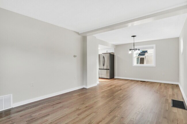 Building Photo - 27065 N Ridge St